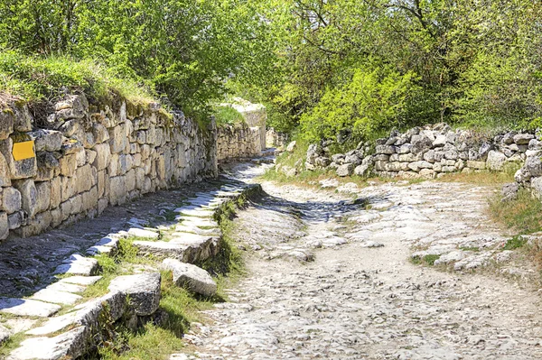 Crimea. Chufut-Kale spelaean city is a fortress. Medieval road — Stock Photo, Image