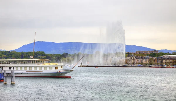 Genfer See. Schneidemaschine und Brunnen — Stockfoto