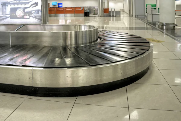 Un recibo de equipaje está en un aeropuerto — Foto de Stock