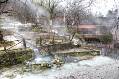 Termopotamos Nehri üzerinde yapay şelale
