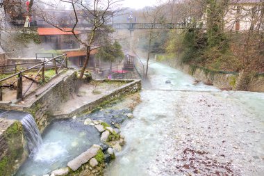 Termopotamos Nehri üzerinde yapay şelale