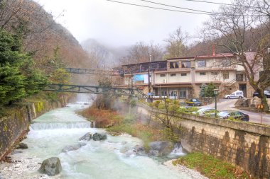 Termopotamos Nehri üzerinde yapay şelale