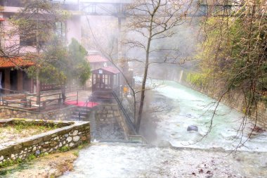 Termopotamos Nehri üzerinde yapay şelale
