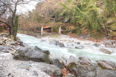 Termopotamos Nehri üzerinde yapay şelale