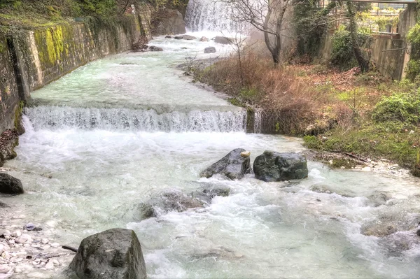 Künstlicher Wasserfall auf dem Fluss Termopotamo — Stockfoto