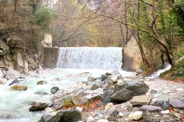 Cachoeira artificial no rio Termopotamos — Fotografia de Stock