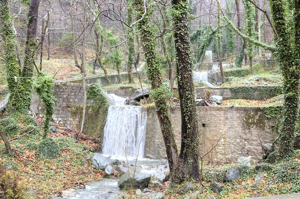 Cascata artificiale sul fiume Termopotamos — Foto Stock