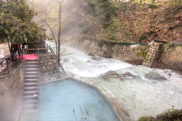 Künstlicher Wasserfall auf dem Fluss Termopotamos — Stockfoto