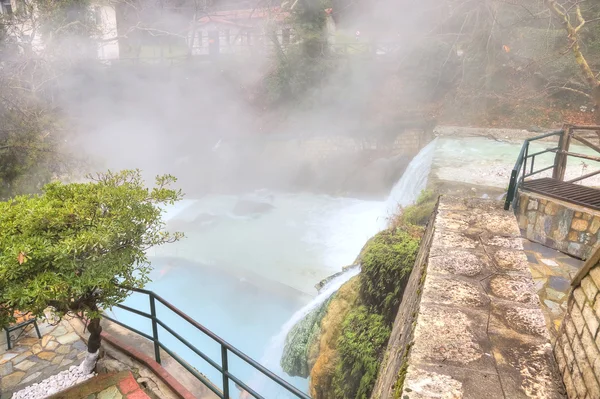 Konstgjorda vattenfall på floden Termopotamos — Stockfoto
