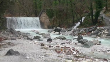 Yapay şelale Termopotamos nehrinde. 4k