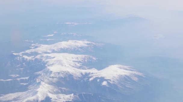 Flygning över toppar i bergen — Stockvideo