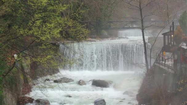 Cachoeira artificial no rio Termopotamos. 4K — Vídeo de Stock