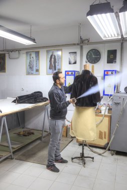Kesriye şehrinde bir kürk fabrikadır. Tedavi Buhar