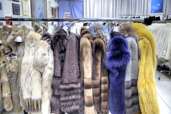Salon sur la vente de manteaux de fourrure — Photo