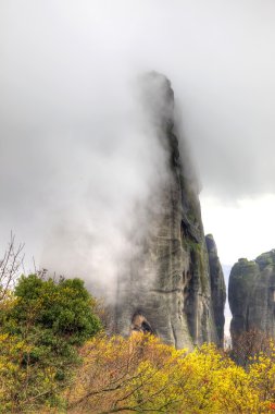 Meteora. Kayalar. Sis