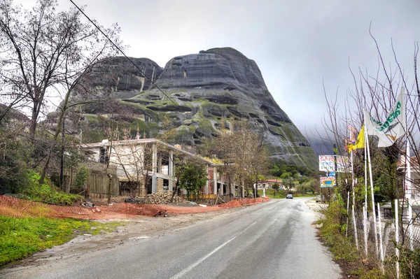 ギリシャ。メテオラ。岩の上の修道院。道路 — ストック写真