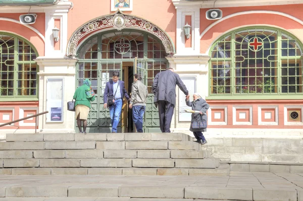 A man helps an elderly woman — Stock Photo, Image