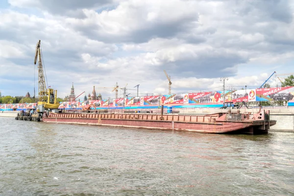 Werken op de rivierbedding van de rivier Moskva — Stockfoto