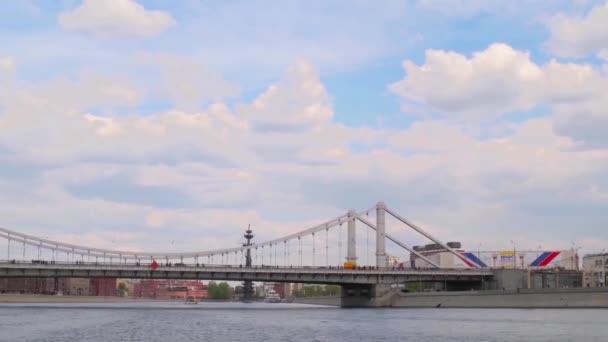 De rivier de Moskva, Krimsky Bridge en Froenze Embankment — Stockvideo