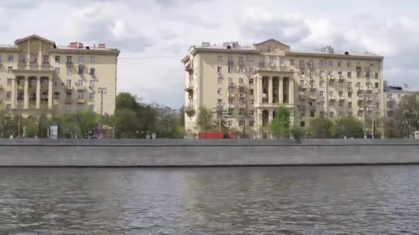 De rivier de Moskva, Krimsky Bridge en Froenze Embankment. Taymlaps — Stockvideo