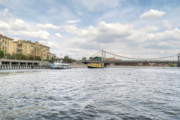 Der Fluss moskva, krimsky Brücke und frunze Damm — Stockfoto