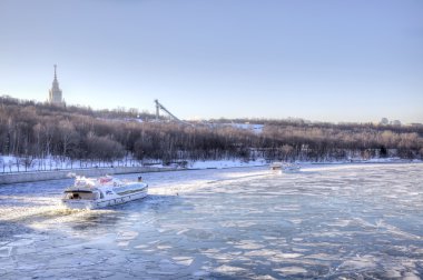 Donmuş nehrin Moskva gemi