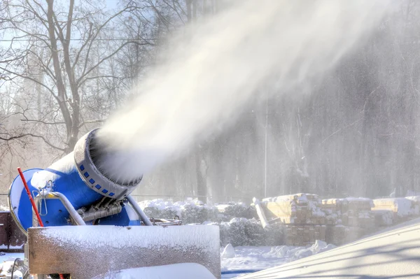 Schneeerzeuger stellt Kunstschnee her — Stockfoto