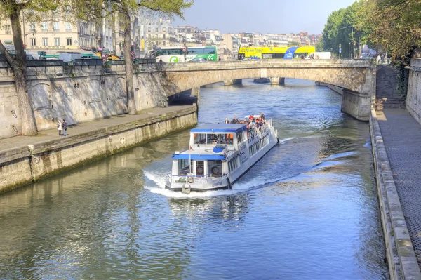 París. Barco turístico — Foto de Stock