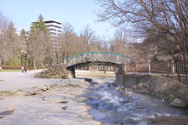 Ponte attraverso il fiume Olkhovka in città Kislovodsk — Foto Stock