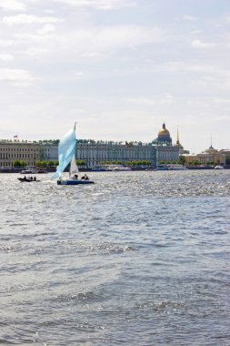 Nehir Neva üzerinde yelken liyatur