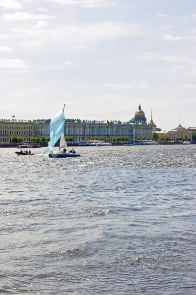 Regata de vela en el río Neva — Foto de Stock