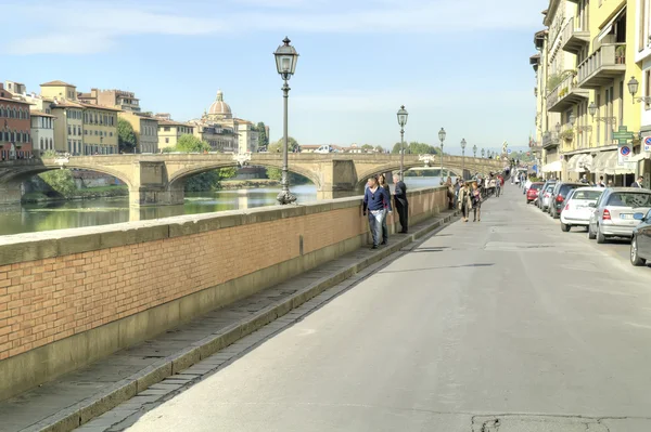 Florence. Dijk van de rivier de Arno — Stockfoto