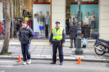 Thessaloniki. Bir polis memuru şehrin sokak üzerinde