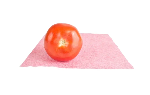 Κόκκινη ντομάτα σε μια ροζ χαρτοπετσέτα — Φωτογραφία Αρχείου