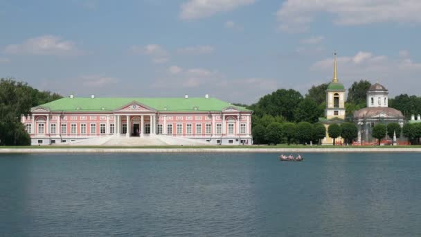 Kuskovo. View on a palace from the side of lake — Stock Video