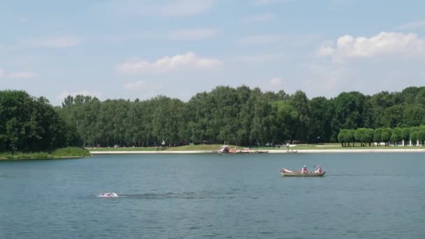 Lago en una granja Kuskovo — Vídeos de Stock