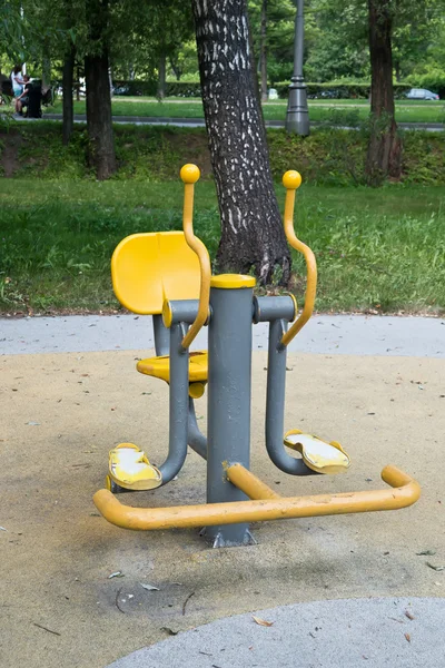 Un entrenador en el parque de la ciudad — Foto de Stock