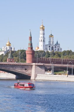 Moskova Nehri ve Kremlin kuleleri