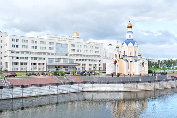 Belgorod. Membangun universitas dan kuil Santo Gabriel — Stok Foto