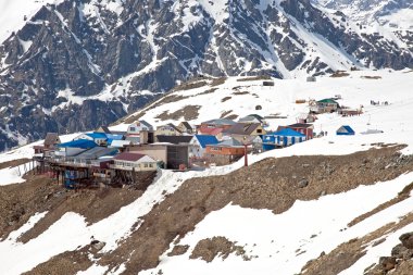 Dombay. Mount Mussa-Achitara yamaçta köyüdür