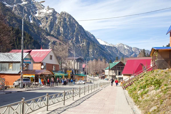 Village Dombay. Bergsvandring, skidåkning — Stockfoto