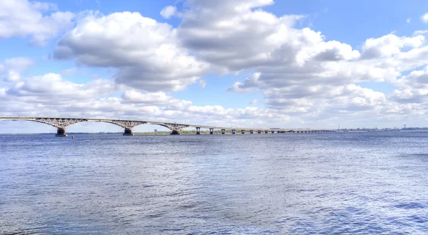 Saratov. Ponte do outro lado do rio Volga — Fotografia de Stock