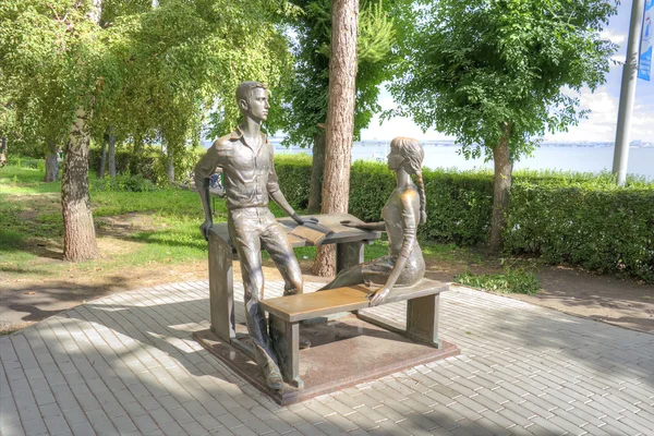 Saratov. Embankment of Cosmonauts. Una scultura è Compagni di classe — Foto Stock