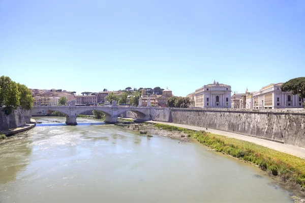 Tiber und Brücke von vittorio emanuele ii — Stockfoto