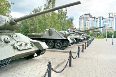 Belgorod. Açık havada bir diorama K yakınındaki askeri silah