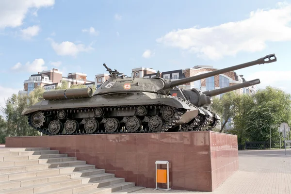 Belgorod. Tanky na podstavci nedaleko muzea dioramy bitva — Stock fotografie