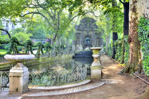 Parijs. oude fontein medici — Stockfoto