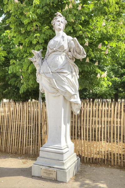 Dans les jardins des Tuileries. Ancienne sculpture de Cérès — Photo