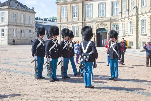 Tanskaan. Kööpenhaminassa. Amalienborg Pa:n vartijan vaihtaminen — kuvapankkivalokuva