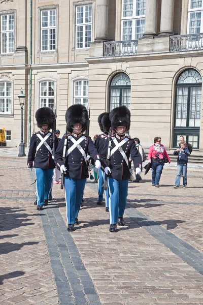 Denmark. Copenhagen. Changing of the guard of the Amalienborg Pa — Stock Photo, Image